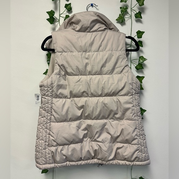 NWT Old Navy Women’s Puffer Vest - Picture 3 of 4